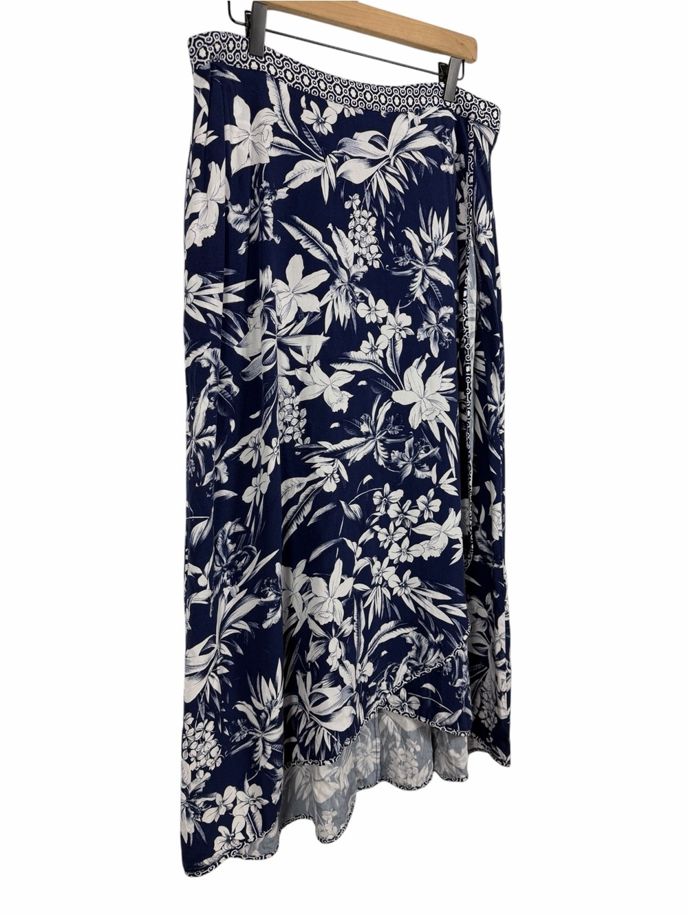 Tommy Bahama Floriana Twinned Maxi Skirt Tropical Navy White Faux Wrap Size 12 - Picture 4 of 8